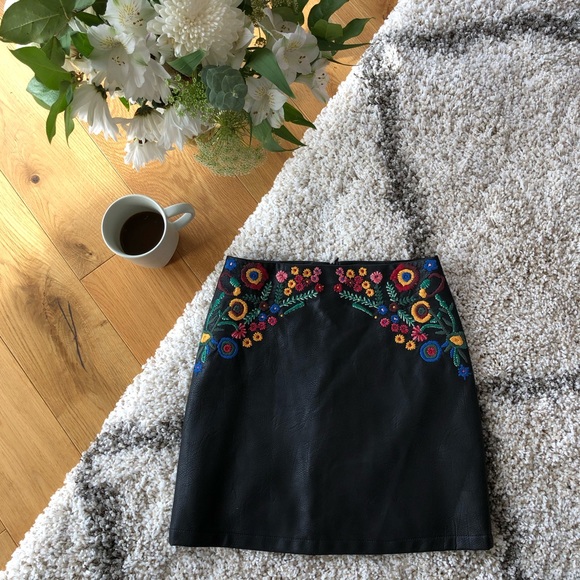 ✨MOVING SALE✨ Zara embroidered floral skirt - Picture 2 of 8